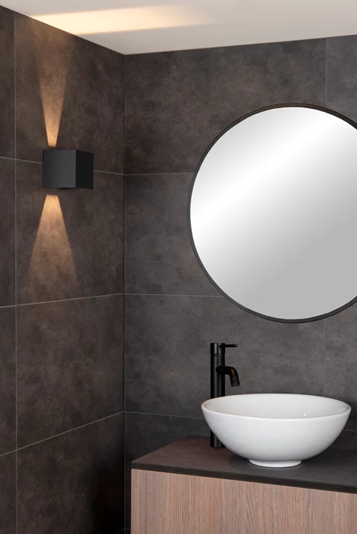 Lucide AXI - Spot mural / Applique mural Salle de bains - LED - 2x7W 2700K - IP54 - Angle du faisceau réglable - Noir - ambiance 1